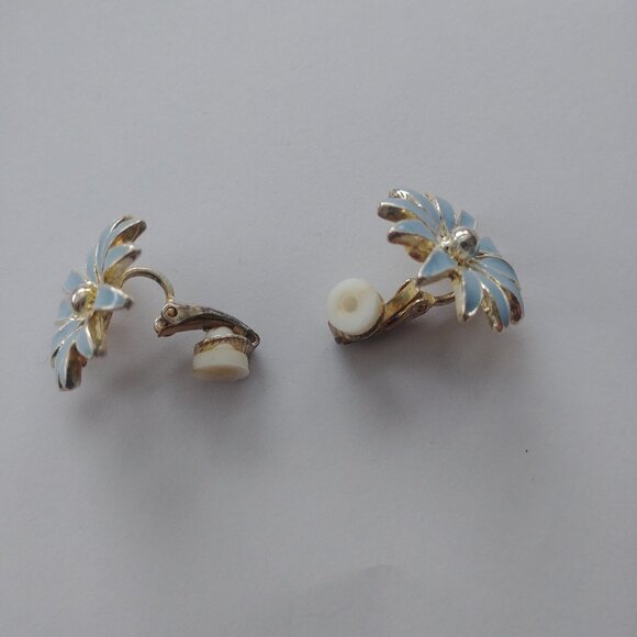 Vintage adorable pale light blue flower clip-on earrings - Picture 6 of 7